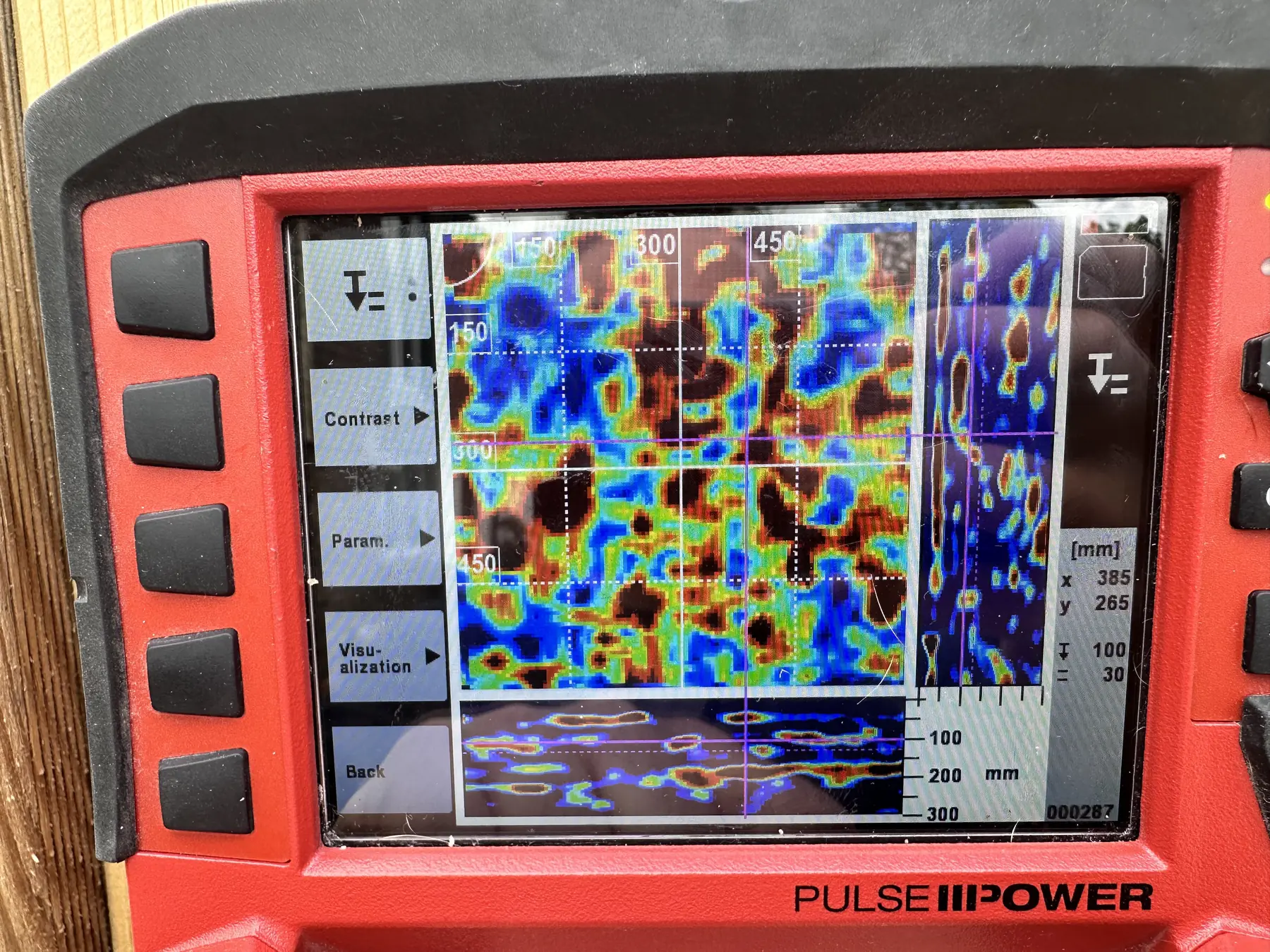 Hilti PS 1000 screen showing a scan in colour